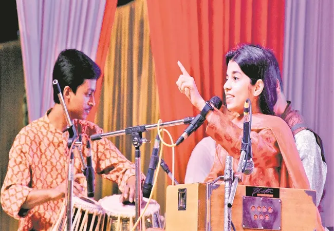 मैथिली ठाकुर के सुरों पर झूमा मुरादाबाद