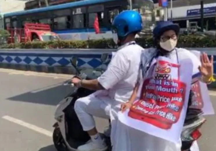 ममता का तेल की बढ़ती कीमतों का अनोखा विरोध, इलेक्ट्रिक स्कूटर से पहुंचीं सचिवालय, गले में था पोस्टर