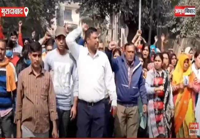 मुरादाबाद: दलित युवती के हत्यारों की गिरफ्तारी को किया प्रदर्शन, दी आंदोलन की चेतावनी