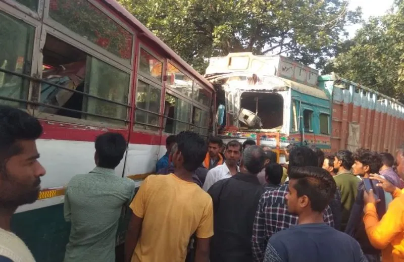 मीरजापुर: रोडवेज बस और ट्रक में आमने-सामने की भिड़ंत, 28 लोग घायल