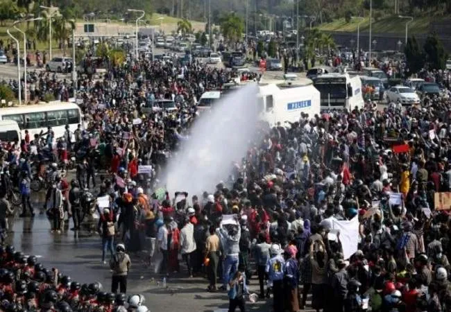 म्यांमार पुलिस ने बड़ी संख्या में प्रदर्शनकारियों को किया गिरफ्तार, दागे आंसू गैस के गोले