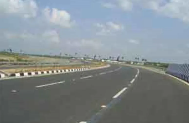 किसानों ने किया चक्का जाम, राजमार्ग हो गया खाली, फिर आए बच्चे और…