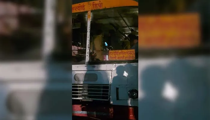 हरदोई: बीच रास्ते में रोडवेज बस की हेडलाइट बंद, चालक समेत यात्री हुए परेशान
