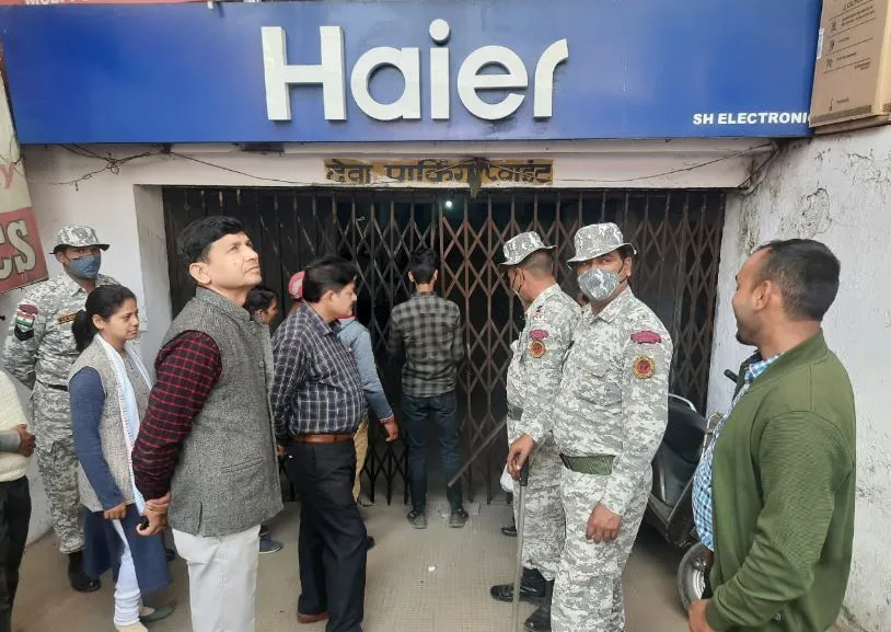 बरेली: नगर निगम ने पुराना रोडवेज पर कई दुकानें और पार्किंग की सील