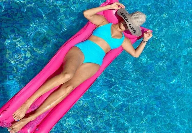 स्विमसूट पहने पूल में चिल करती नजर आईं सनी लियोनी, फैन्स से कहा- अगर मेरा नाम भूले तो…