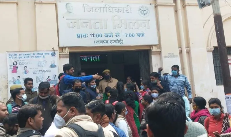 हरदोई: शिक्षकों की काउंसलिंग में खेल, आक्रोशित शिक्षकों का विरोध प्रदर्शन