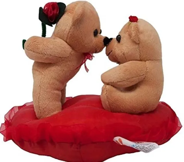 Teddy Day: टैडी बियर की दुनिया है निराली, इसने अपने रंगों में मोहब्बत और नफरत दोनों संभाली