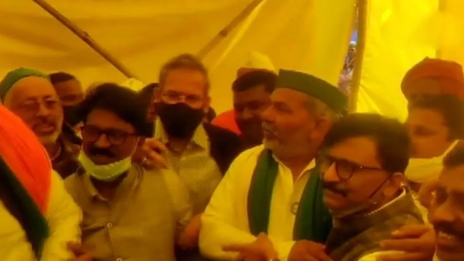 टिकैत से मिलकर बोले संजय राउत, ‘किसानों के साथ खड़े रहना पूरे महाराष्ट्र की जिम्मेदारी’