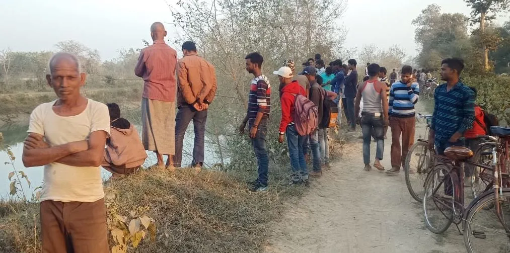 त्रिलोकपुर: कंटीले तारों से बंधे पैर और गले में रस्सी का फंदा, युवक का शव नहर में मिला