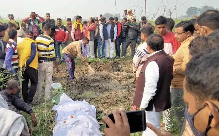 उन्नाव: मृत मिलीं दोनों किशोरियों का कड़ी सुरक्षा के बीच अंतिम संस्कार