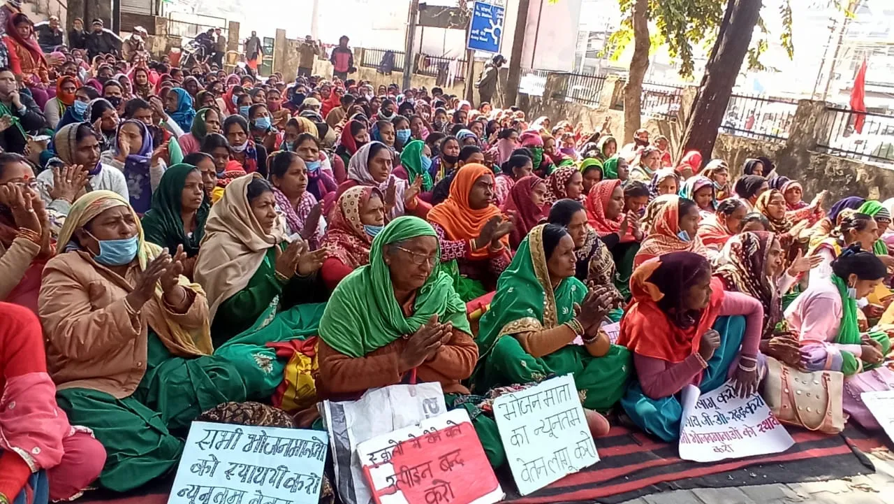 हल्द्वानी: मांगों को लेकर गरजीं भोजन माताएं, शहर में निकाला जुलूस