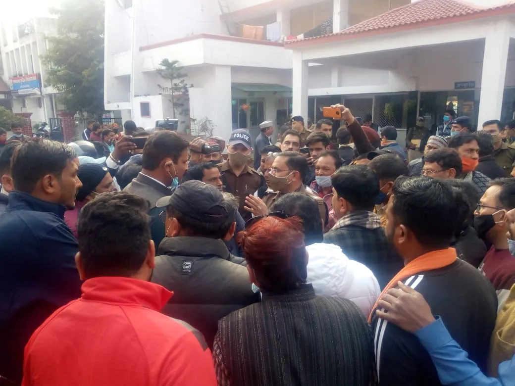 हल्द्वानी: पार्षद तन्मय रावत की गिरफ्तारी के विरोध में भाजपाईयों ने कोतवाली में काटा हंगामा