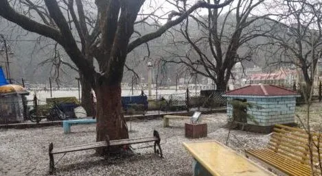 नैनीताल: मौसम ने फिर बदली करवट, ओलावृष्टि से सरोवर नगरी में बढ़ी ठंड
