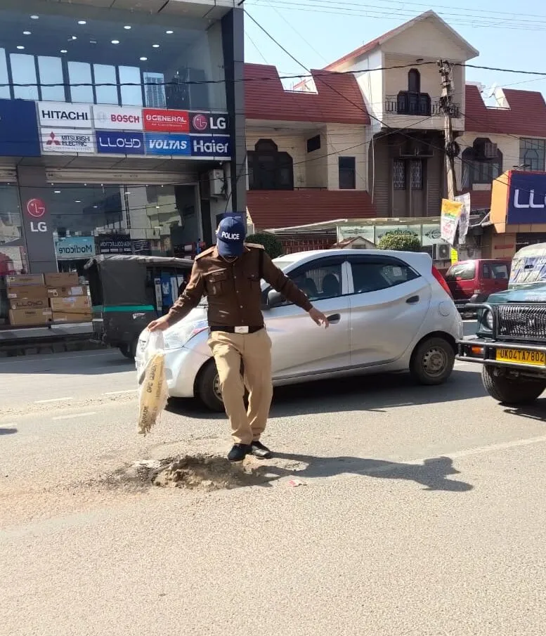 हल्द्वानी: लोनिवि ने जिम्मेदारी पर बांधे हाथ, पुलिस भर रही सड़कों के गड‌्ढे