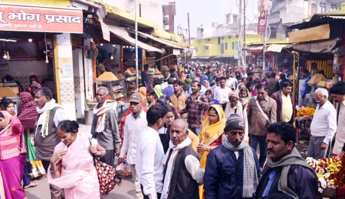 अयोध्या: मौनी अमावस्या के दूसरे दिन भी उमड़ी राम की नगरी में श्रद्धालुओं की भीड़