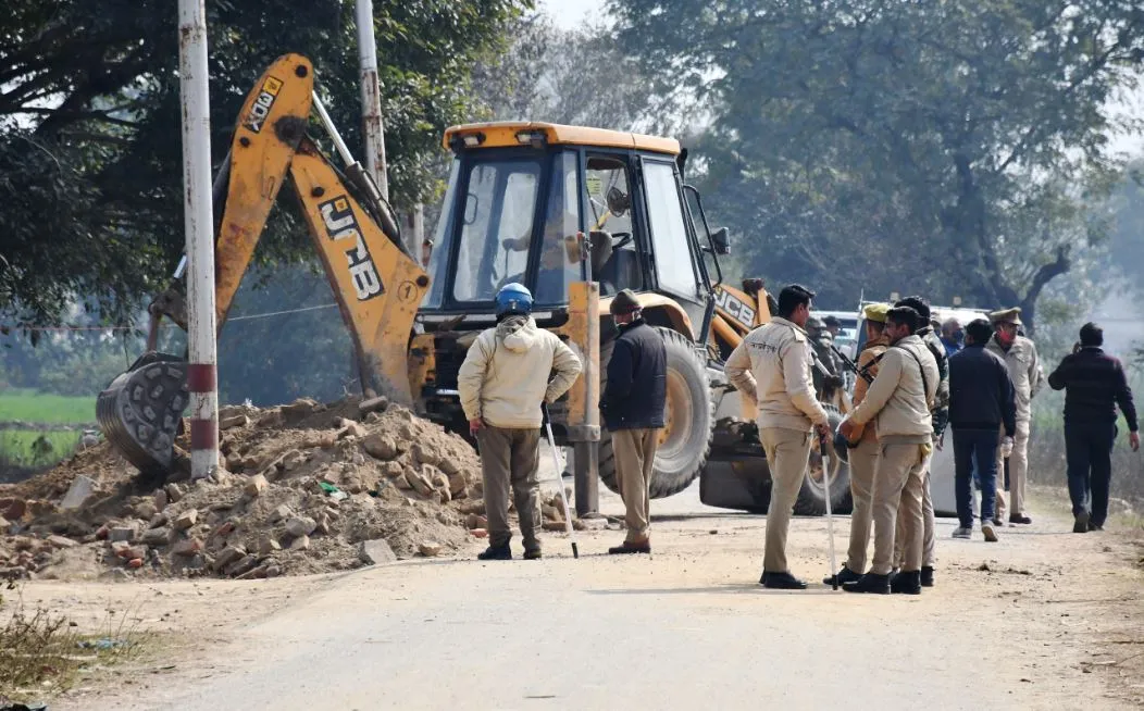 बरेली: चंदपुर-बिचपुरी में मजार से हटाया मलबा, तनाव बढ़ा