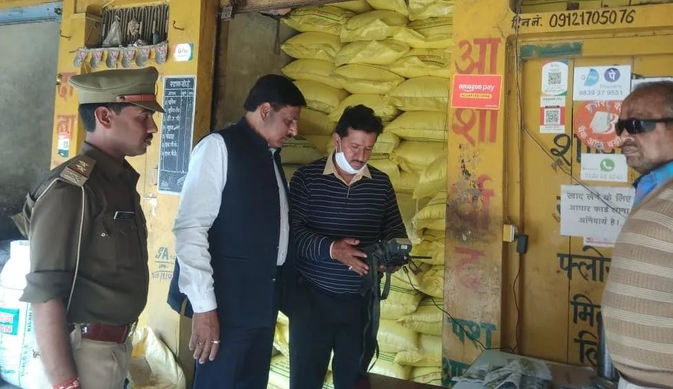 अयोध्या: सरकार के निर्देश पर चला औचक निरीक्षण अभियान, दो दुकानें निलंबित, लिए गए 18 नमूने
