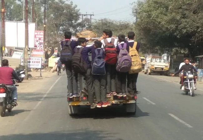 अमरोहा: डग्गामार वाहनों में जोखिम भरा सफर कर रहे यात्री