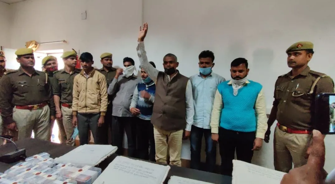 शाहजहांपुर: फिंगरप्रिंट की क्लोनिंग कर खाते से रकम उड़ाने वाले गिरोह का भंडाफोड़