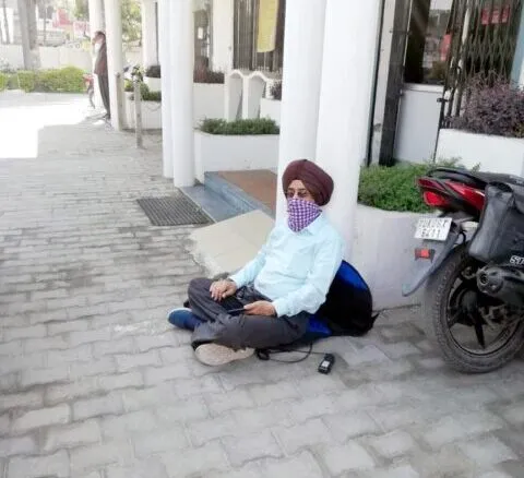 काशीपुर: बेटे की पढ़ाई के लिए लिया था लोन, किस्त के दबाव में धरने पर बैठ गया पिता