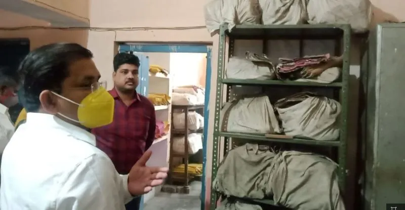 अयोध्या:  हकीकत देख डीएम हुए हैरान, 24 में से सिर्फ 3 कर्मचारी मिले उपस्थित