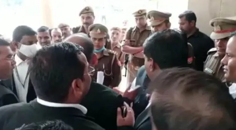 महाराजगंज: अतिक्रमण बताकर नगर पालिका ने उखाड़े चैम्बर, वकीलों ने निकाला मार्च