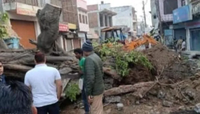बाराबंकी: अवैध अतिक्रमण में प्रशासन ने हटाया सदियों पुराना धार्मिक स्थल