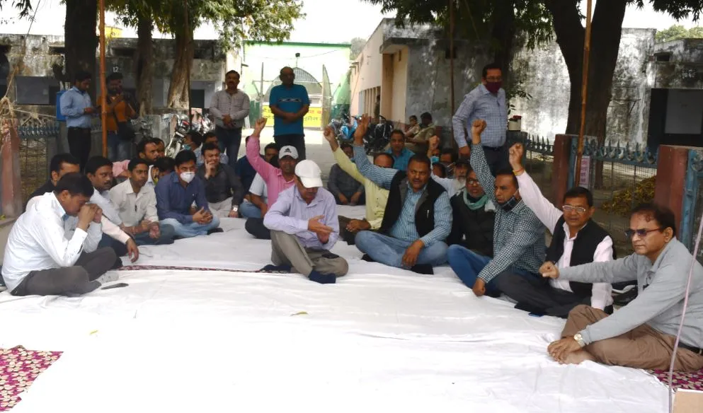 बरेली: गुरुजी धरने पर बैठे, छात्रों की परीक्षा रद्द