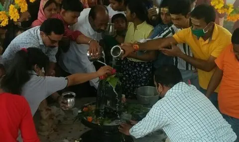 रुद्रपुर: महाशिवरात्रि पर कोरोना नियमों की उड़ी धज्जियां, बिना मास्क जलाभिषेक को पहुंचे श्रद्धालु