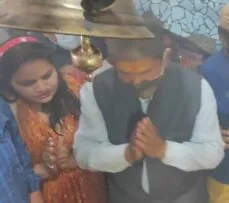 काशीपुर: महाशिवरात्रि पर पूर्व मुख्यमंत्री हरीश रावत ने नागनाथ मंदिर में किया जलाभिषेक
