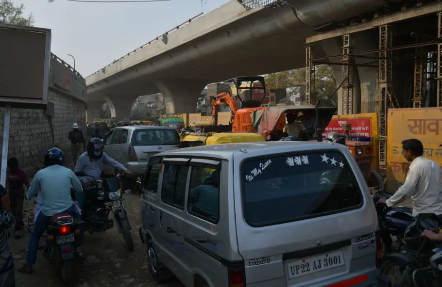 बरेली: गांधी उद्यान के पास खुदाई पूरी, दलदल में फंस रहे वाहन