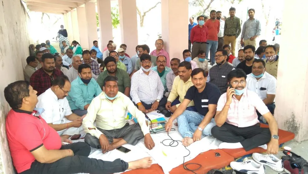 बरेली: विश्वविद्यालय कर्मचारियों ने काम किया ठप