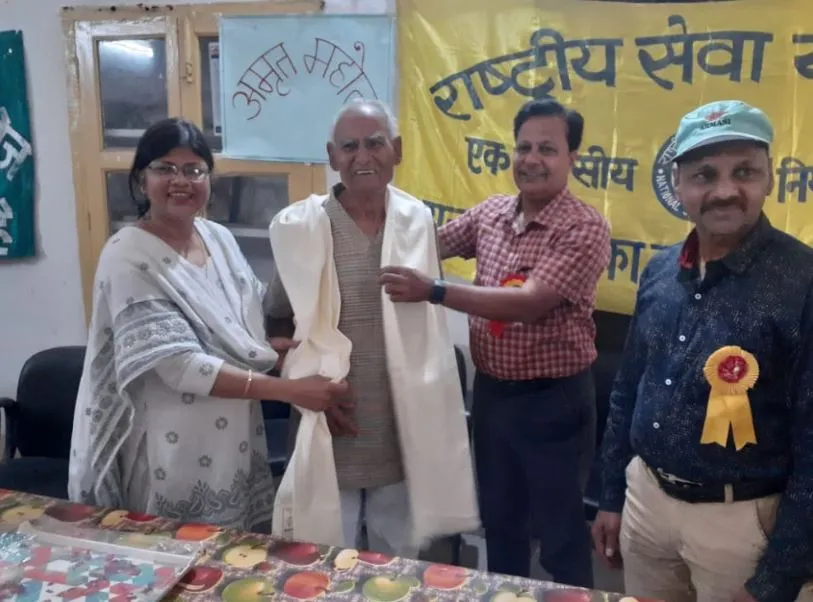 बरेली: 90 वर्षीय अमरनाथ देशभर में बांट रहे गांधी विचारधारा