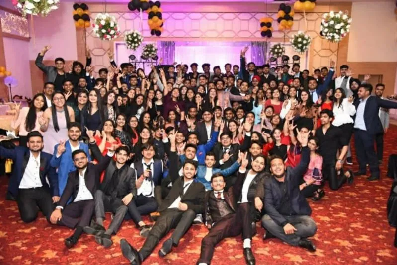 बरेली: ये छात्र हैं, इन्हें परीक्षा देने में कोरोना का डर है लेकिन यहां इनकी Pawri हो रही है…