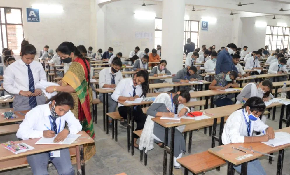 बरेली: बीबीए व बीसीए के छात्रों ने दी परीक्षा