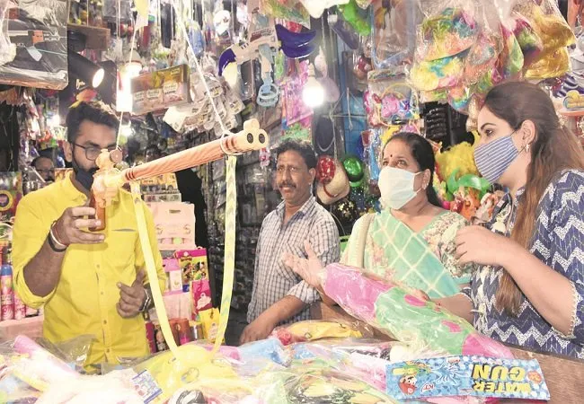 मुरादाबाद: होली पर छाएगा चमत्कारिक रंगों का जादू, नए-नए ढंग की पिचकारियों से सजी दुकानें