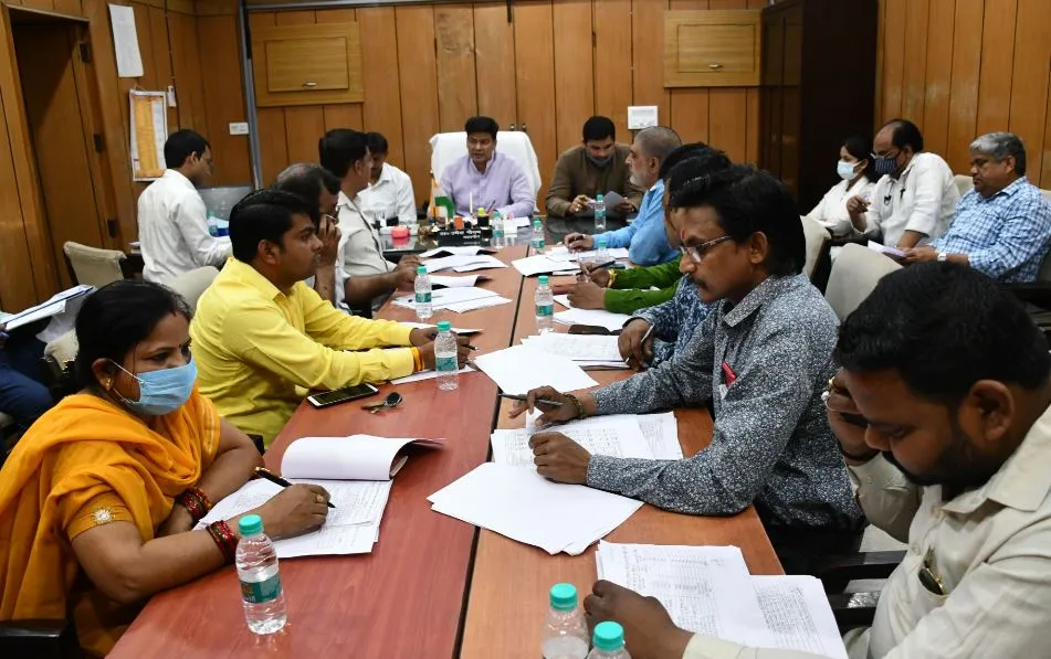 बरेली: अफसरों ने दी गलत रिपोर्ट, भड़के पार्षद