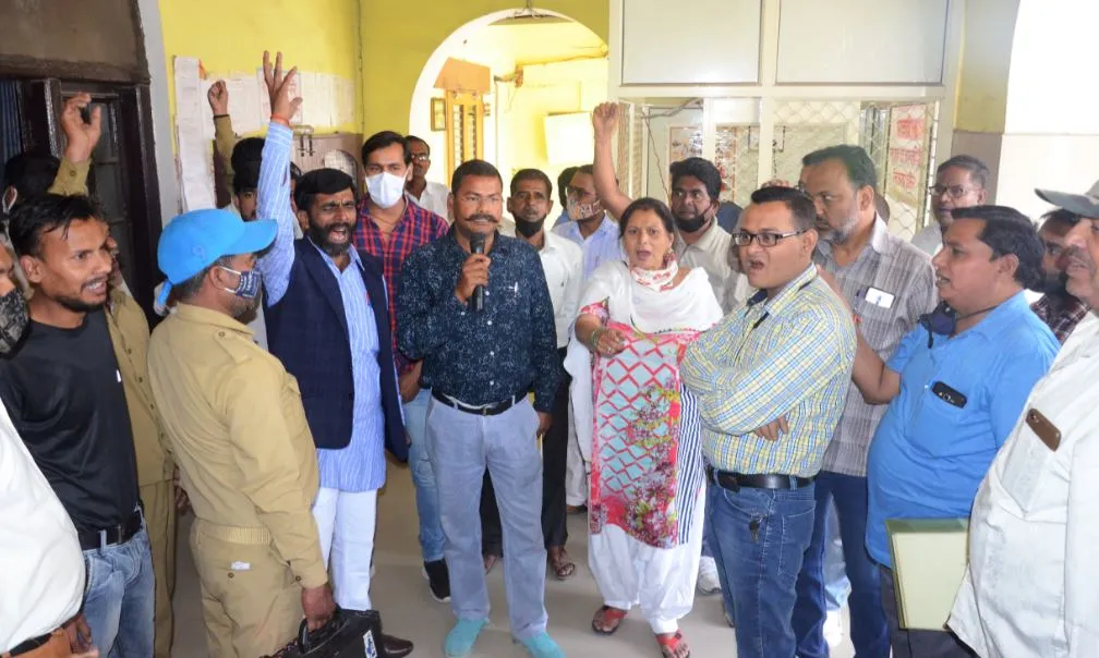 बरेली: धर्मदत्त अस्पताल के खिलाफ नगर निगम में तालाबंदी