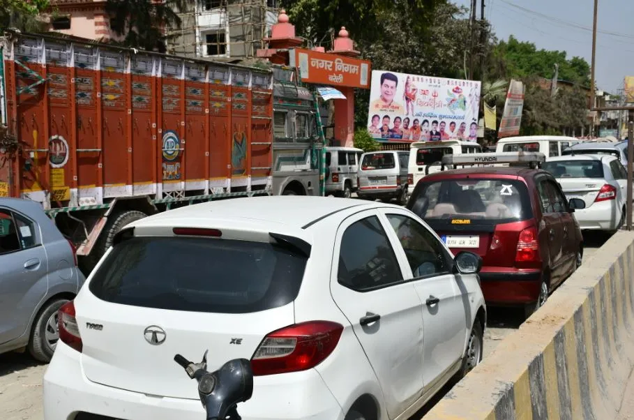 बरेली: सीवर लाइन निर्माण के नाम पर सड़कों पर बना दी अवैध पार्किंग