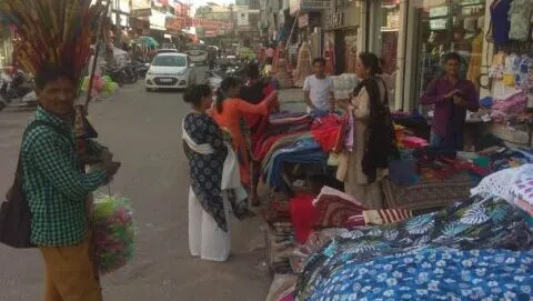 रुद्रपुर: यहां न दो गज की दूरी, न मास्क जरूरी