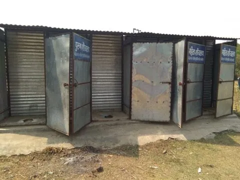 बनबसा मेला पड़ाव बदहाल, हाईटेक शौचालयों में लटके ताले