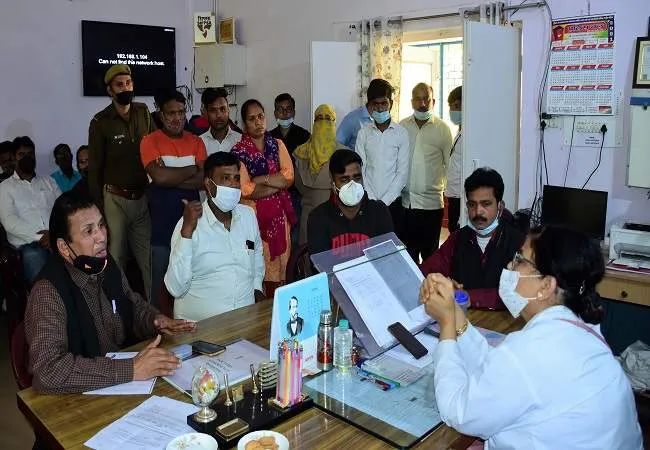 मुरादाबाद: सफाईकर्मी को नौकरी से निकालने पर हंगामा, सीएमएस का किया घेराव
