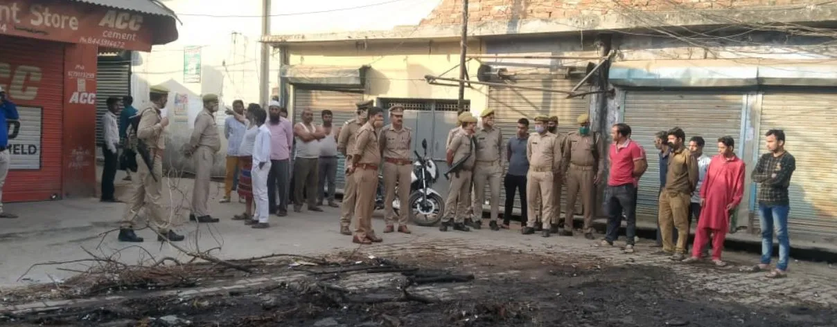 बरेली: दहन से पहले होलिका में खुराफाती लगा रहे आग, पुलिस परेशान