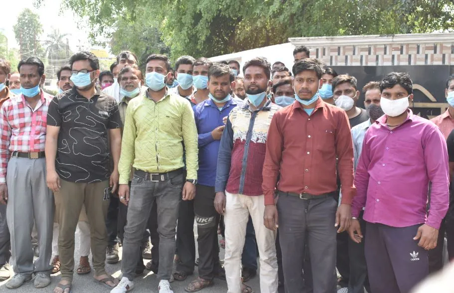 बरेली: बोनस मांगने पर दर्जनों कर्मचारियों को काम से निकला