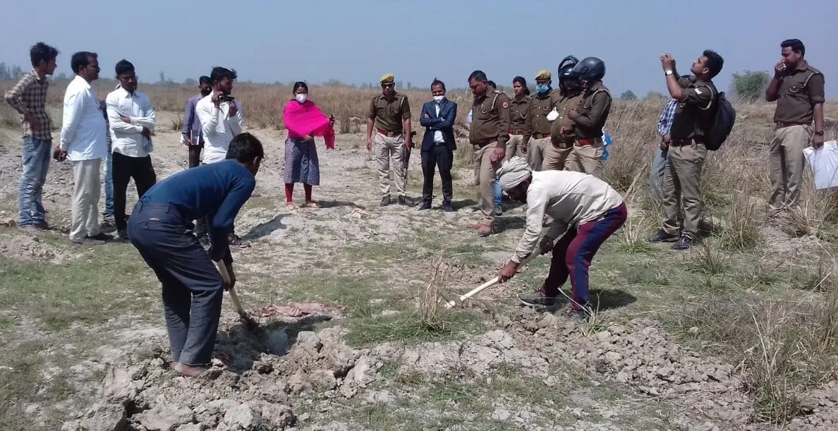 अयोध्या: एक साल पहले हुई युवक की मौत के मामले में आयोग के आदेश पर कब्र से निकलवाया शव, होगा पोस्टमार्टम