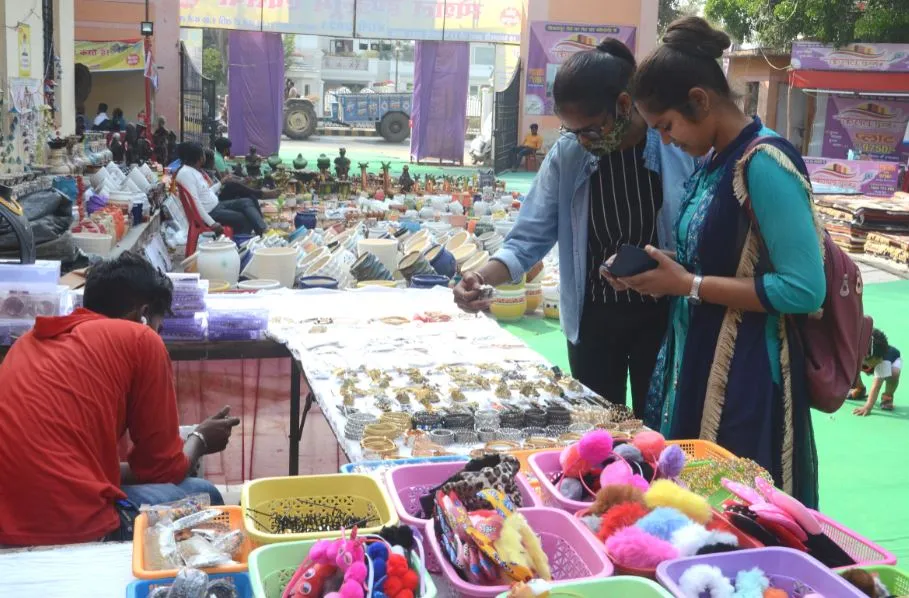 बरेली: अर्बन हाट में लगा हैंडलूम एक्सपो, शहरवालों को प्रदर्शनी में भा रहा हाथों का हुनर