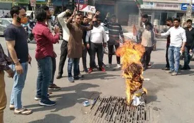 रामनगर: महिलाओं के पहनावे को लेकर सीएम की टिप्पणी पर भड़के युवा कांग्रेस कार्यकर्ता