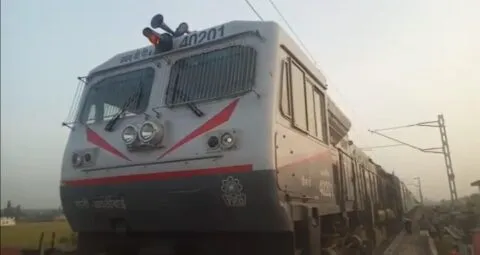 खटीमा: मां पूर्णागिरि जन शताब्दी एक्सप्रेस के इंजन से टकराई गाय, बड़ा हादसा होने से टला