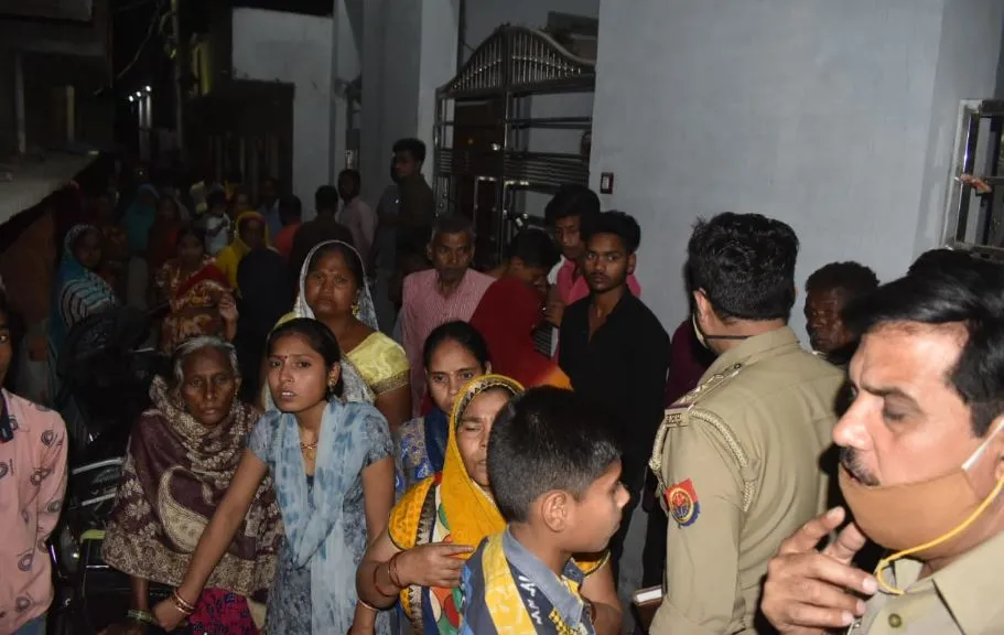 बरेली: गजक विक्रेता ने खड़े-खड़े लगा ली फांसी