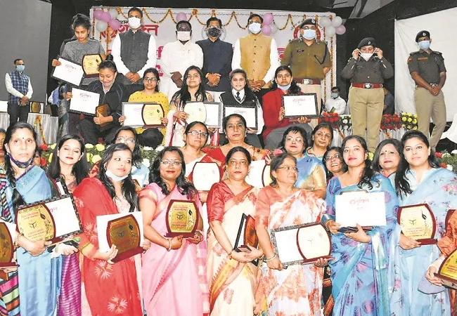 मुरादाबाद: समाज की पहचान बनीं 151 महिलाओं को दिया गया सम्मान